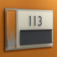 Brandnewsign Plaque d'immatriculation de maison à énergie solaire LED Signalisation de numéro de maison Acrylique Plaque d'immatriculation de chambre d'hôtel Plaque en métal