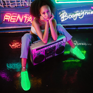 Zapatillas deportivas de fibra óptica con luz LED recargable por USB, deportivas blancas que brillan por la noche para regalo de fiesta - Product Image 2