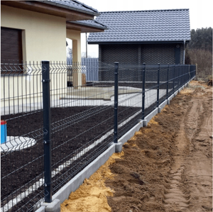 Clôture en panneaux 3D de style européen avec base en béton 1,5m+20cm, système modulaire, panneaux avec <span class=keywords><strong>gravier</strong></span> de béton, maille courbée RAL7016 - Product Image 3