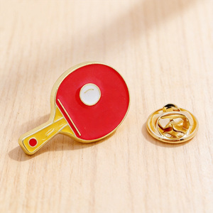 Broche Deportivo Personalizado <span class=keywords><strong>de</strong></span> Aleación <span class=keywords><strong>de</strong></span> Zinc Chapado en Oro con Esmalte Duro y Suave, con Diseño <span class=keywords><strong>de</strong></span> Raqueta <span class=keywords><strong>de</strong></span> Pickleball, <span class=keywords><strong>Tenis</strong></span>, Bádminton y Ping Pong - Product Image 1