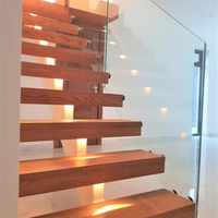 Escalier flottant sur mesure avec monopoutre et éclairage LED sur marches en bois