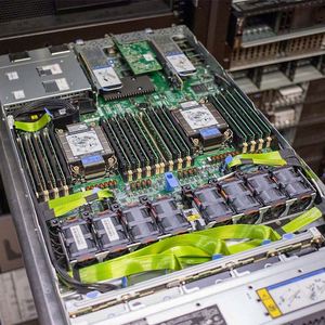 เซิร์ฟเวอร์แบบแร็ค SR630 V2 1U พร้อมโปรเซสเซอร์ Xeon Scalable รุ่นที่ 3 จำนวน 2 ตัว ช่องใส่หน่วยความจำ DDR4 จำนวน 32 ช่อง รองรับ GPU แบบความกว้างเดียว 75W จำนวน 3 ตัว รวมกำลังไฟ 1100W - Product Image 1