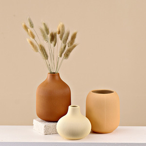Vase en céramique à rayures de style européen, ensemble de trois pièces, design artistique pour l'affichage de fleurs séchées, décoration intérieure - Product Image 1