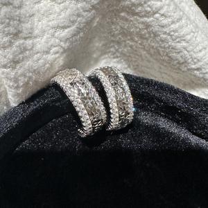 ต่างหูเงินแท้ S925 ดีไซน์โค้ง CNC พร้อมลายดอกไม้รูปหัวใจและเรขาคณิต ดีไซน์เก๋ไก๋และสง่างาม ประดับด้วยโอปอลและเพทาย - Product Image 1