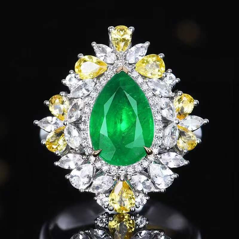 Anillo de oro de 18 quilates con esmeralda natural
