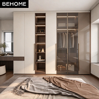 Armoire sur mesure moderne avec portes coulissantes en verre et étagères ouvertes à LED pour villa, hôtel, appartement, chambre à coucher, rangement de placard, meubles