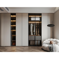 Armoire murale de chambre à coucher moderne de luxe personnalisée à 6 portes battantes grises avec étagère centrale ouverte, tringle de suspension et éclairage LED