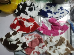 หมวกขนสัตว์เทียมฤดูหนาวสำหรับผู้หญิง, หมวกให้ความอบอุ่นกลางแจ้งหมวกชาวประมงกำมะหยี่นุ่มพิมพ์ลายวัว - Product Image 6