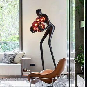 İskandinav atmosferik oturma odası lamba yaratıcı tutma topu geometri reçine Modern otel insan adam vücut heykel zemin lambası