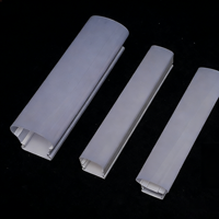 Boîtier de lampe en plastique bicolore intégré, base en profilé PVC, diffuseur en PC, procédé de co-extrusion, boîtier de lampe triple protection