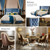 Ensemble de canapés Chesterfield capitonnés en velours de luxe avec finitions dorées, table basse en marbre, meubles de maison entière sur mesure pour manoir