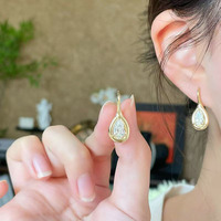 Boucles d'oreilles pendantes élégantes et polyvalentes en or jaune 18 carats avec diamants de laboratoire taille goutte d'eau, style minimaliste pour le quotidien