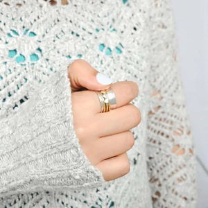 Anillo Ancho Estilo Punk Vintage con Grabado de Corazón, Bicolor, para Fiestas y Uso Diario - Product Image 4