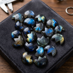 MAHNAJ GEMS ขายส่งพลอยลาบราดอไรต์ทรงพระจันทร์เสี้ยวแบบคาโบชองหลากสี พลอยหลวมทรงพระจันทร์ครึ่งเสี้ยวสำหรับทำเครื่องประดับ, เจัยปุระ - Product Image 4