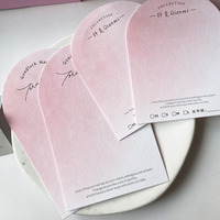 Carte de présentation pour faux ongles à presser, en papier coton blanc, avec texture de luxe et feuille d'or personnalisée, motif floral en relief