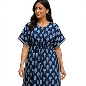 Robe longue décontractée d'été en coton à col en V avec imprimé tête de mort, manches courtes et taille élastique à cordon - Product Image 1