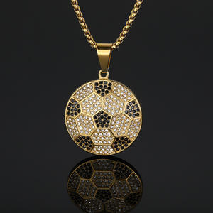 Hip Hop fútbol 18K chapado en oro no deslustre Zirconia cúbica no deslustre impermeable colgante de joyería de acero inoxidable para hombre - Product Image 5