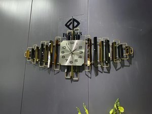 Horloge murale de luxe dorée 95x45cm, directement de l'usine, décoration métallique moderne et simple, pour salle à manger, silencieuse - Product Image 4