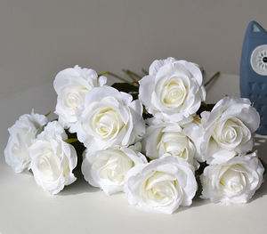 IJ031 Grandes fleurs artificielles en rose multicolores à tige unique pour la fête des mères, Pâques, Noël, la Saint-Valentin - Product Image 2