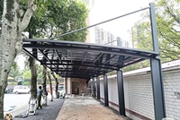 Abri de voiture moderne en aluminium avec toit en polycarbonate et structure en aluminium, abri de stationnement extérieur quatre saisons, design personnalisable
