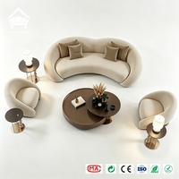 Ensemble de meubles de salon sur mesure, canapé sculptural incurvé en bouclette, table basse, personnalisation complète pour projet de villa de luxe