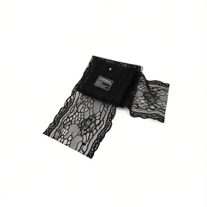 Sciarpa in pizzo nera, accessorio moda donna per capispalla dal design elegante - Product Image 1
