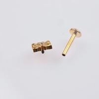 Gouden bloemvormige labret stud met platte achterkant, ASTM F136 titanium, intern gedraaid, piercing sieraad voor kraakbeen, helix, tragus, lip