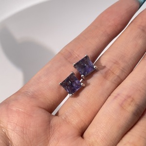 Pendientes de Botón Sencillos para Mujer con Zirconia Morada y Oro Blanco Chapado en Latón con Engaste de Cuatro Puntas de Tianyu Gems - Product Image 2
