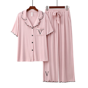 PJ-052 Ensemble de pyjama doux en modal pour femme, manches courtes, col côtelé, tissu fin tissé, 2 pièces, avec logo frontal, idéal printemps-été - Product Image 3