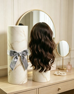 Boîte cylindrique en papier écologique personnalisée avec logo imprimé marbré pour l'emballage et le rangement de perruques, avec nœud en velours pour extensions de cheveux - Product Image 1