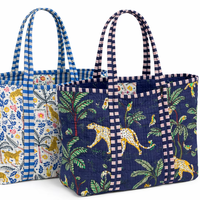Sac fourre-tout en coton 100% fait main par Conifer, matelassé Kantha, fabriqué à partir de tissu de sari recyclé, imprimés géométriques, poignées en ruban long.