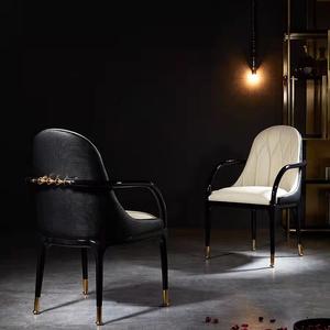 Chaise de salle à manger en cuir à cadre en bois massif design de luxe Italie Turri - Product Image 6