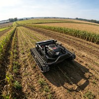 Tondeuse à gazon télécommandée à moteur essence haute puissance pour l'entretien de grandes pâturages et de fermes
