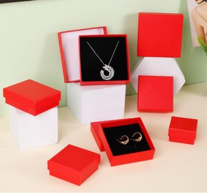 Boîte à bijoux jetable en carton recyclé rouge avec couvercle, logo personnalisé, finition brillante/mate, revêtement UV, emballage cadeau, gaufrage - Product Image 1