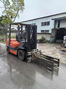 รถยกโตโยต้าดีเซล 3 ตัน ขับเคลื่อนล้อหน้า รถยกแบบถ่วงน้ำหนักสำหรับใช้งานนอกพื้นที่  สามเสา  พร้อมอุปกรณ์หนีบแบบแบน - Product Image 6