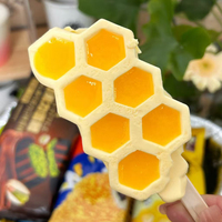 Délicieuse crème glacée en nid d'abeille lait luxueusement lisse rencontre le miel doux et la sauce pomelo rafraîchissante