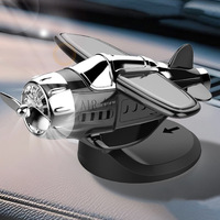 Diffuseur de parfum rotatif solaire personnalisé pour voiture, style dessin animé, en ABS, ornement créatif pour voiture en forme d'avion
