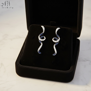 Boucles d'oreilles clous populaires en or blanc massif 18 carats avec diamants naturels et saphirs, série lignes courbes, vente en gros - Product Image 3