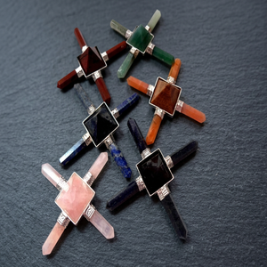 Pyramide en cristal de quartz tourmaline noire naturelle, sculptée à la main, pierre semi-précieuse, pierre de guérison, énergie des chakras Reiki - Product Image 2