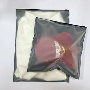 Sacchetti con Chiusura a Scorrimento Trasparenti e Satinati Neri per Abbigliamento con Stampa Logo Personalizzato per Cappelli e Camicie - Product Image 3