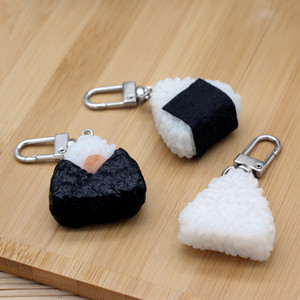 Llavero creativo al por mayor con diseño de bola de arroz de sushi simulada, juguete divertido de comida de sushi con algas, llavero de dibujos animados de PVC impermeable para coche o bolso - Product Image 4