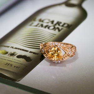 Anello da Donna con Zircone Triangolare Color Champagne, Elegante Gioiello per Cocktail Party e Uso Quotidiano - Product Image 6