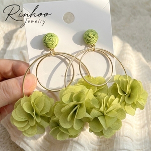 Boucles d'oreilles créoles exagérées en mousseline de soie avec fleurs et pompons, monture en fer, style bohème, pour fêtes décontractées, vacances et plage, accessoire de mode pour femme - Product Image 1