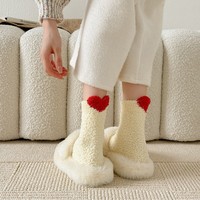 New Arrival Custom Logo Damen Winter Dicker Boden Schlafen Fuzzy Fluffy Socken Coral Fleece Crew Länge Niedliche Herz Muster Manschette