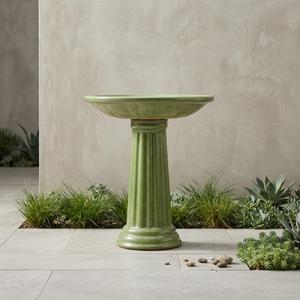 Bain d'oiseaux décoratif classique en céramique verte sur piédestal pour jardin extérieur, pelouse et aménagement paysager - Product Image 1