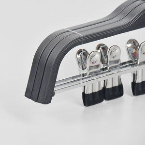 Percha de plástico para pantalones de <span class=keywords><strong>Zara</strong></span> con clips, muestra gratis, perchas de plástico negro mate para vestido de niños - Product Image 4