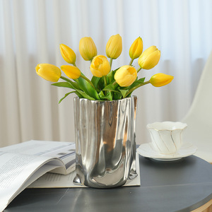 Ramo de Tulipanes de Goma Suave, Flores Artificiales de 5 Cabezas, Alta Simulación, Decoración del Hogar, Accesorios para Bodas - Product Image 2