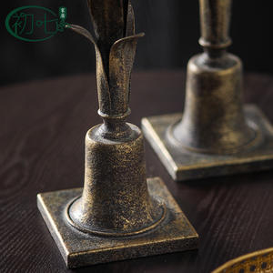 Candelabro de Imitación de Bronce con Diseño de Lirio Silvestre, Estilo Antiguo, Decoración para el Hogar, Portavelas de Metal Duradero para Decoración de Entrada - Product Image 1