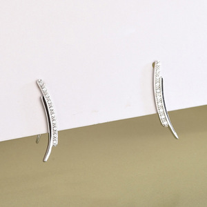 Orecchini a perno a doppio strato curvi a forma di sorriso da donna con accenti in cristallo, accessori minimalisti per l'uso quotidiano - Product Image 6