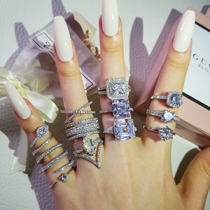 Anelli <span class=keywords><strong>di</strong></span> lusso leggeri <span class=keywords><strong>di</strong></span> vendita calda <span class=keywords><strong>fedi</strong></span> nuziali popolari in ottone anelli <span class=keywords><strong>di</strong></span> diamanti con zirconi brillanti per il fidanzamento delle donne - Product Image 3